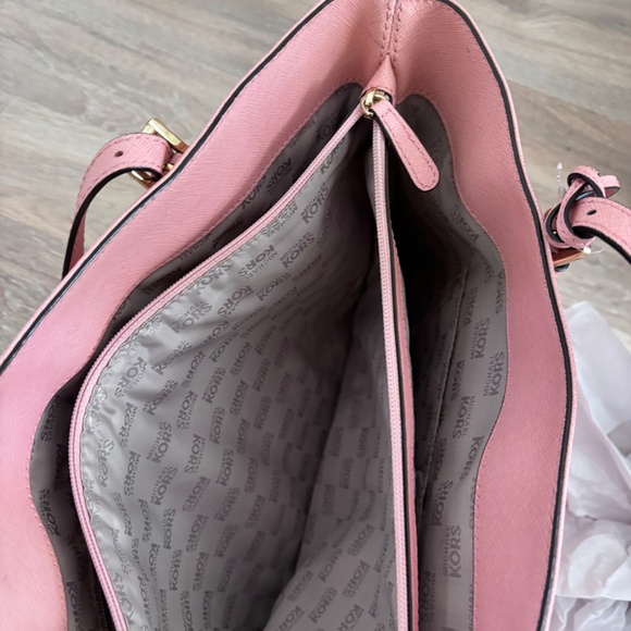 Michael Kors Jetset Multifunction Pocket Leather Tote in Pink - Picture 9 of 11